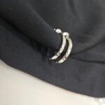 گوشواره نیم حلقه خط دار.